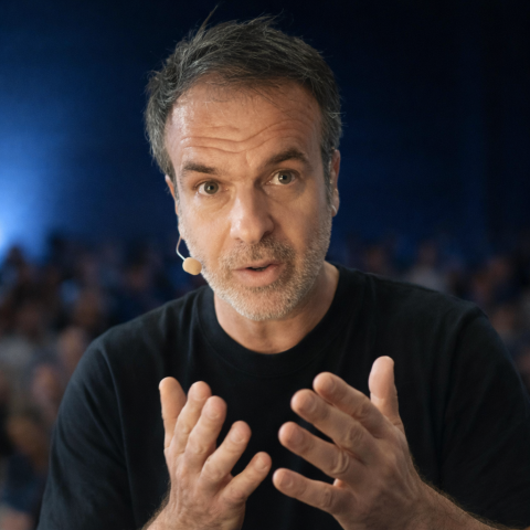 Raphaël Uhlrich, fondateur de farweb.fr, en conférence sur l’intelligence artificielle