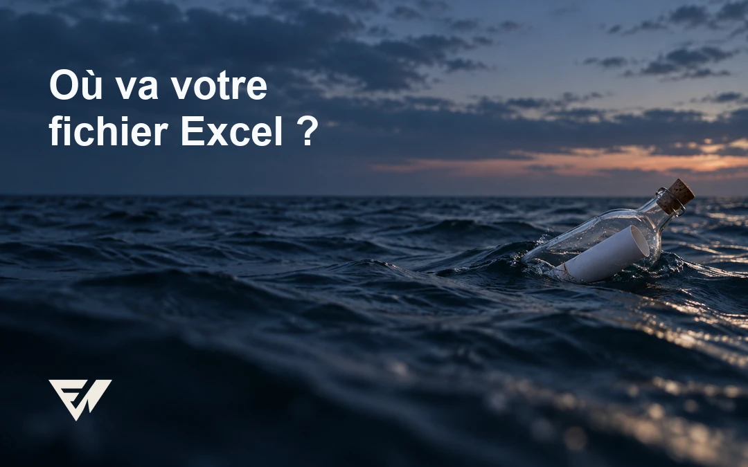 Bouteille de verre dérivant en pleine mer à l’heure bleue, un rouleau de papier vierge à l’intérieur